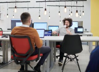 فضای کاری تیمی و پویا در شرکت وارونو